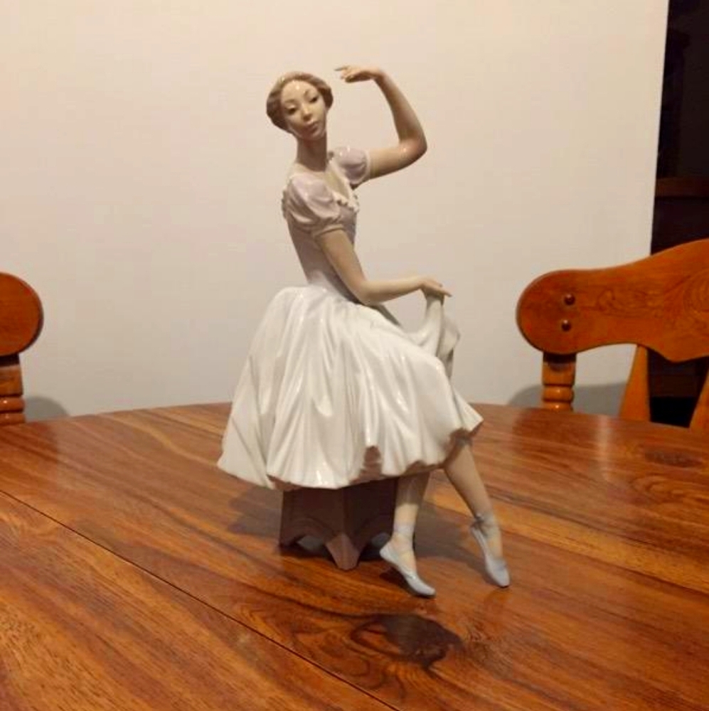 Lladro Ballerina Girl Sitting